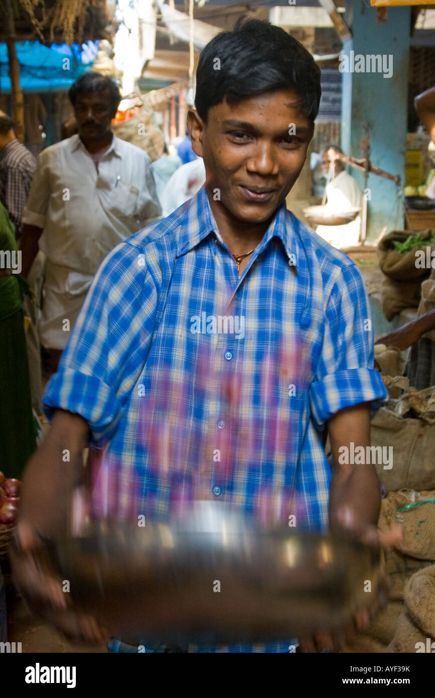 Junge warf Schalotten in einen Gemüsemarkt in Madurai Südindien Stockfoto