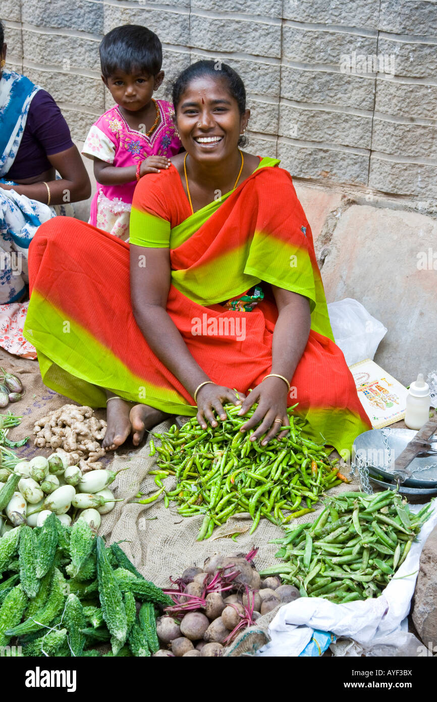 Frau und ihre Tochter verkaufen produzieren in einem Gemüsemarkt in Madurai Südindien Stockfoto