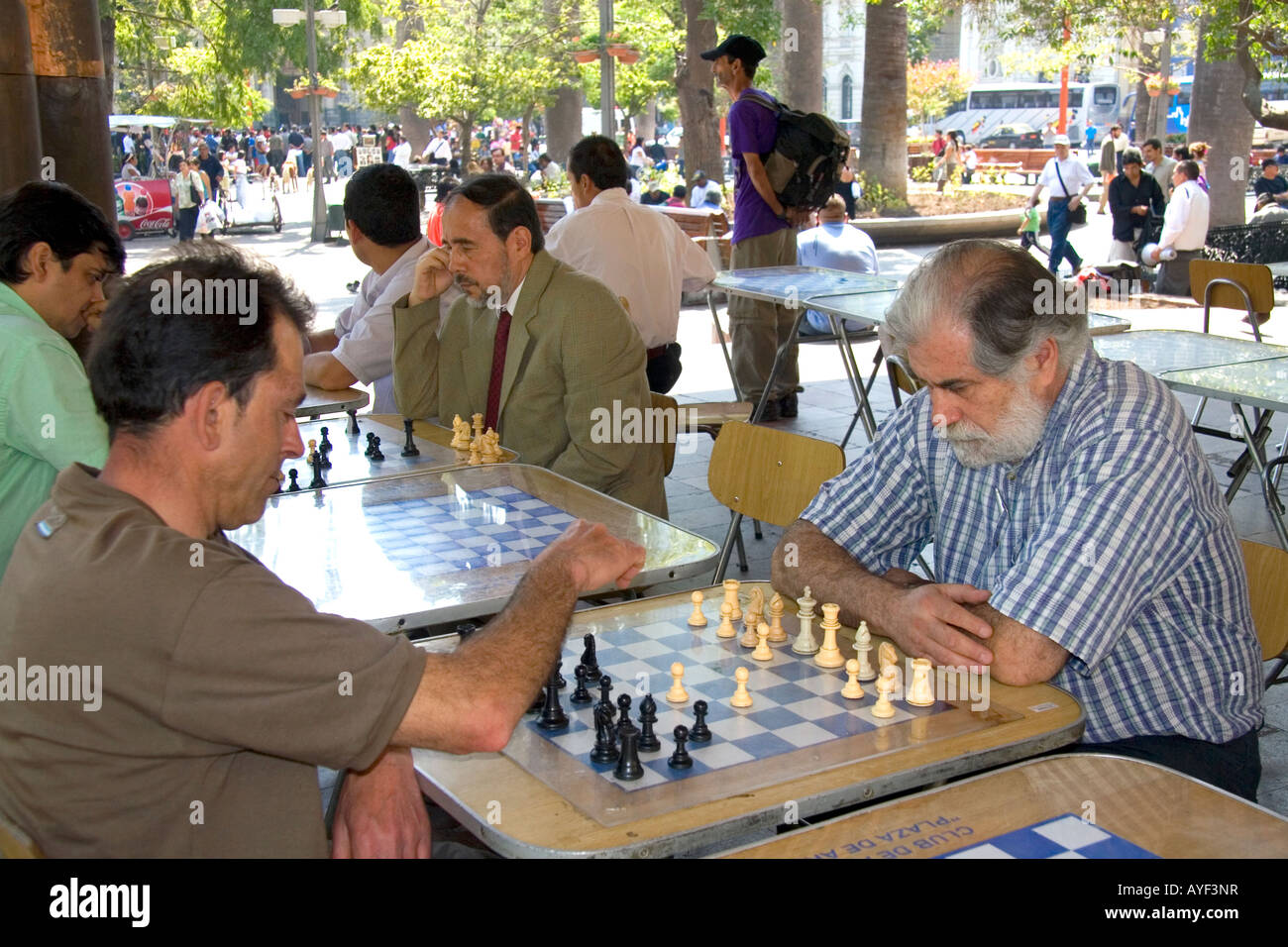 Chilenische Männer spielen Schach in der Plaza de Armas in Santiago Chile Stockfoto