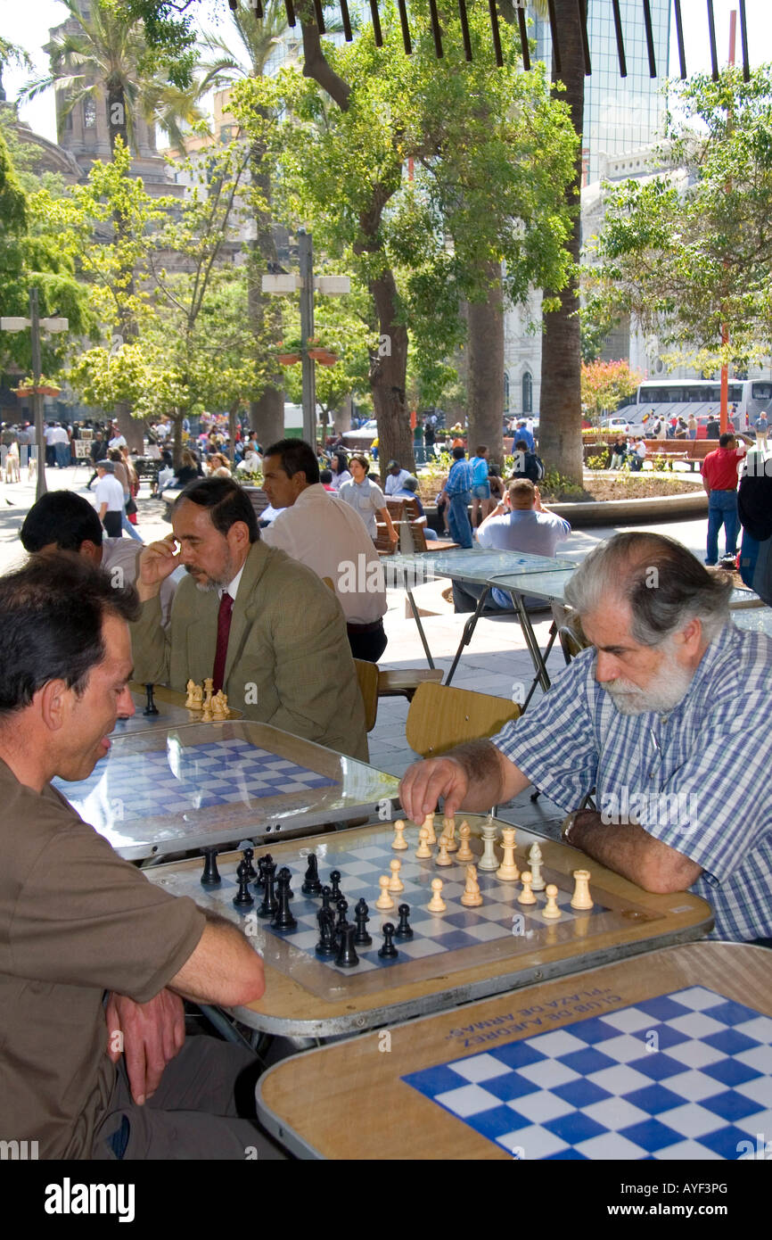 Chilenische Männer spielen Schach in der Plaza de Armas in Santiago Chile Stockfoto