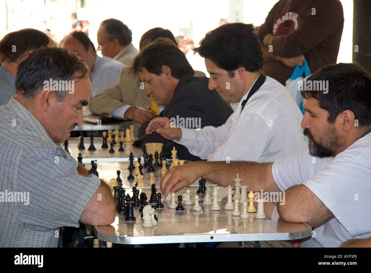Chilenische Männer spielen Schach in der Plaza de Armas in Santiago Chile Stockfoto