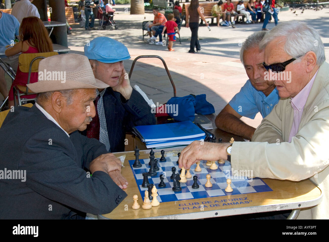 Chilenische Männer spielen Schach in der Plaza de Armas in Santiago Chile Stockfoto