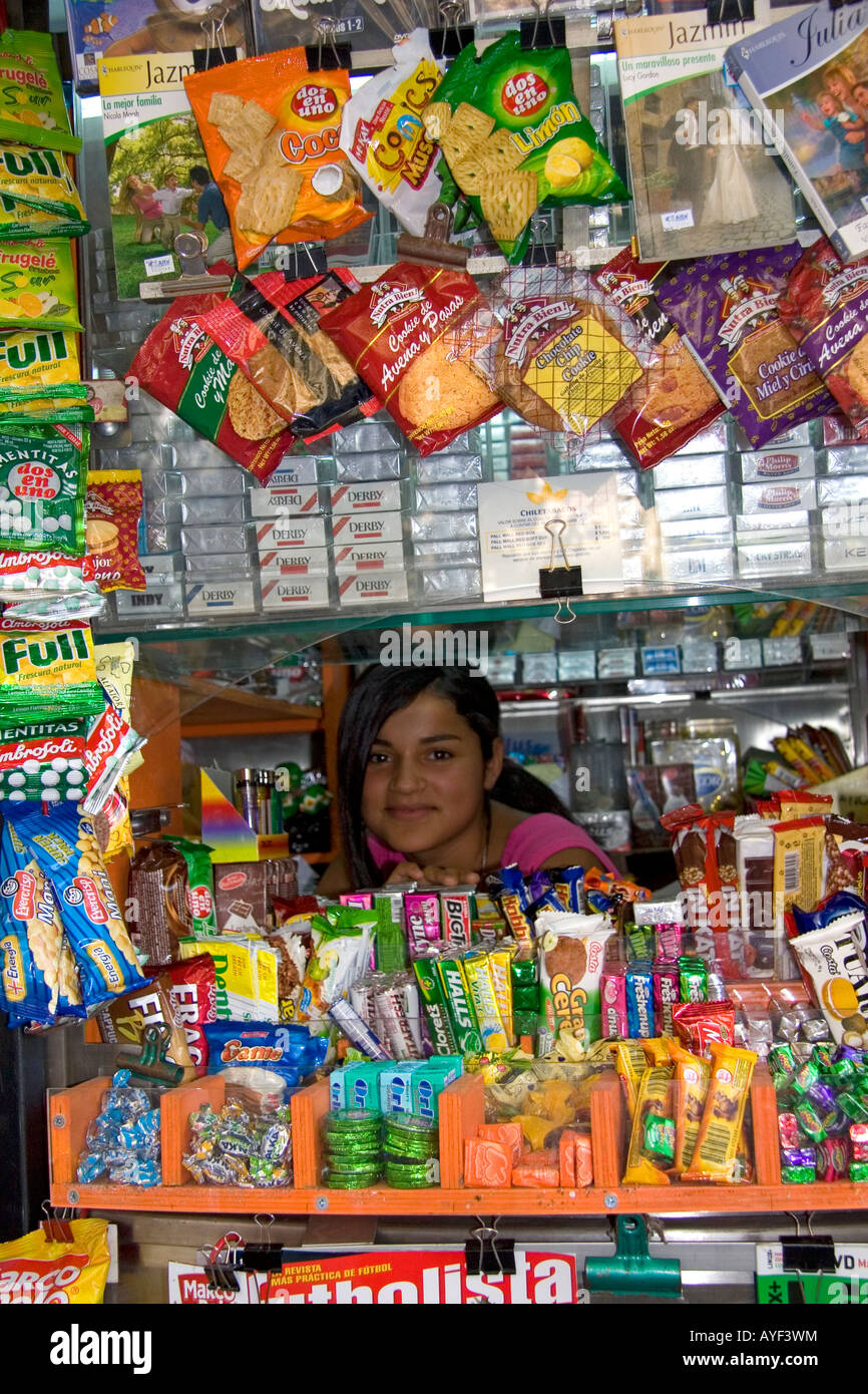Junges Mädchen arbeitet in einem Kiosk mit Snacks und Zeitschriften in Santiago Chile Stockfoto