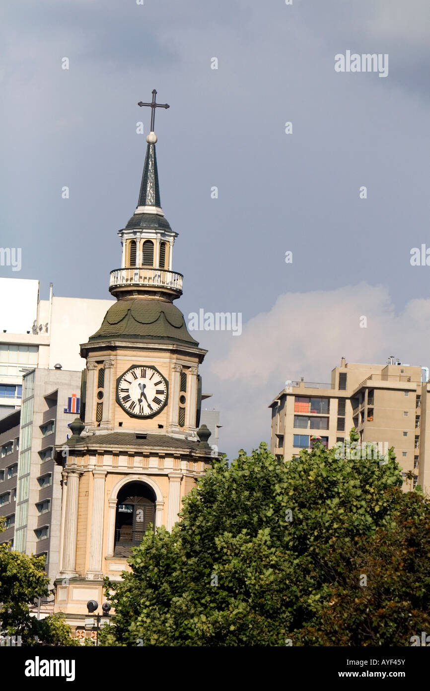 Turm der Kirche entlang O Higgins Boulevard in Santiago Chile Stockfoto