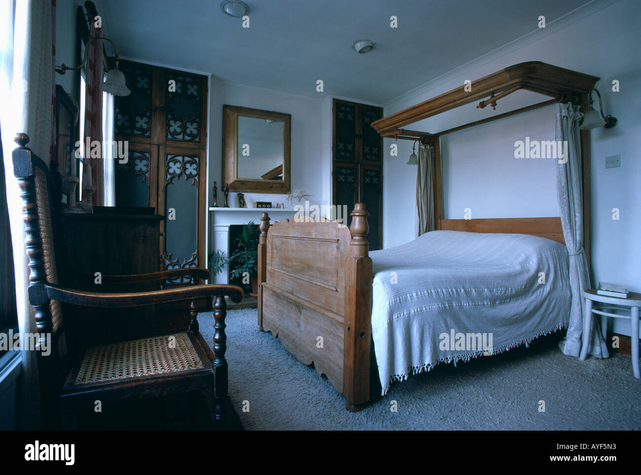 Weißes Schlafzimmer mit Bett und Antik Holzstuhl halbe tester ... Weißes Schlafzimmer mit Bett und Antik Holzstuhl halbe tester ...