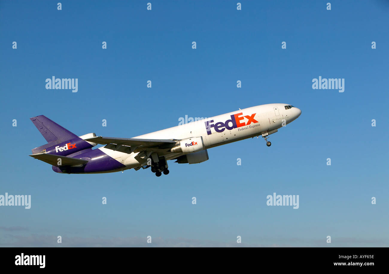 Seitenansicht des Federal Express Lieferung Service s Flugzeug in den Himmel kurz nach dem Start Stockfoto