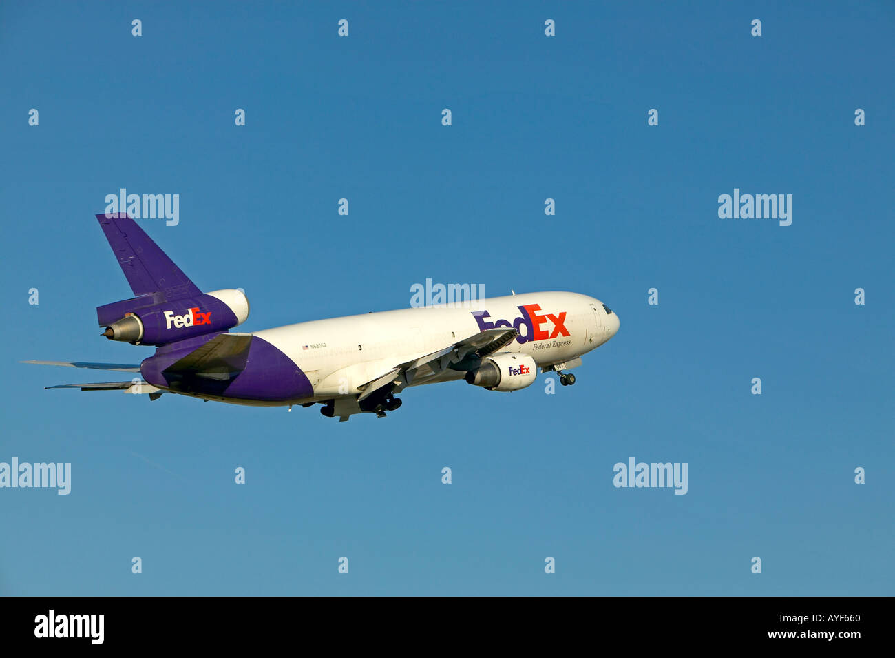 Drei Viertel Rückansicht des Federal Express Lieferung Service s Flugzeug in den Himmel kurz nach dem Ausschalten Stockfoto