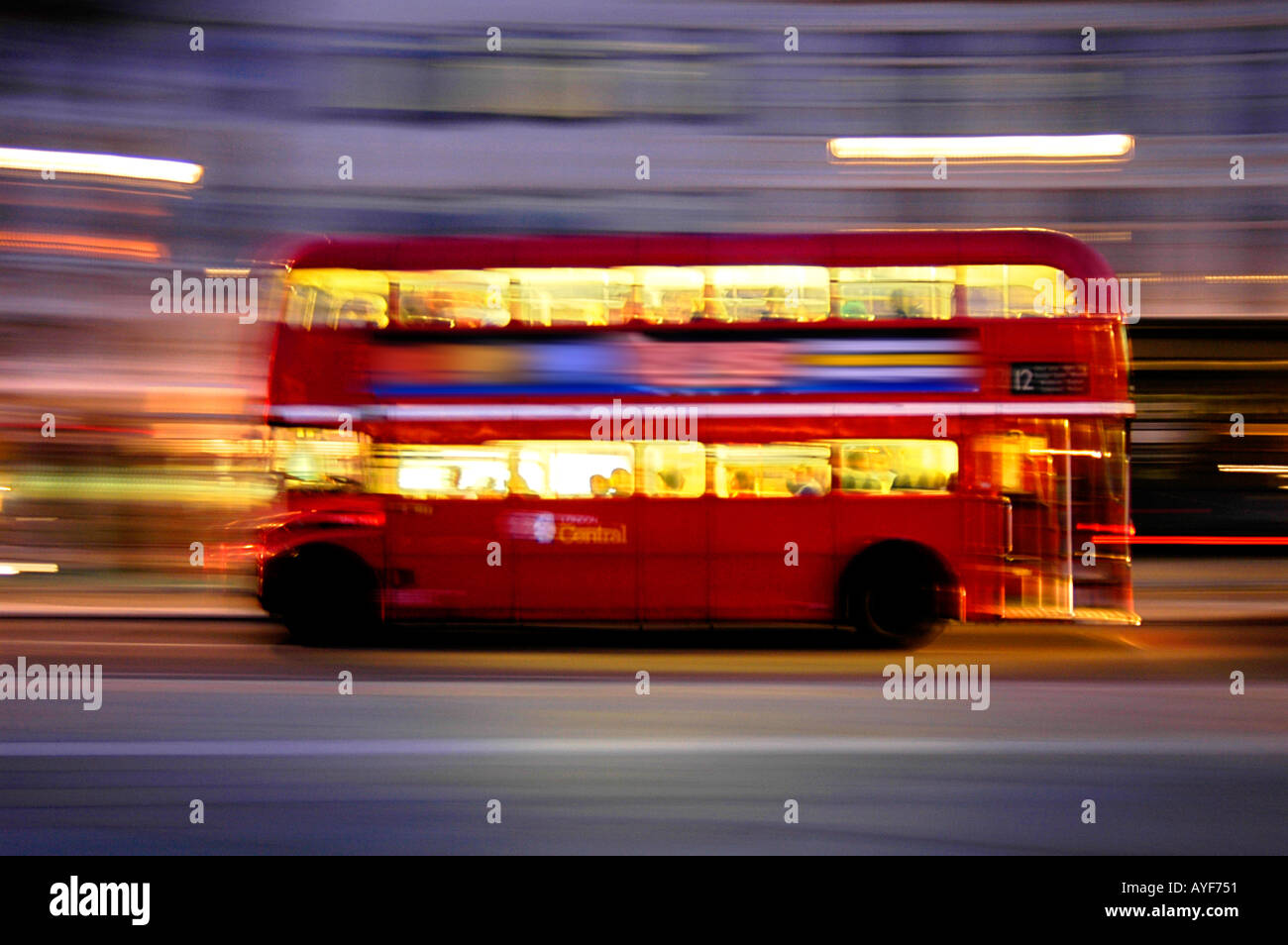 Londoner Routemaster Bus Trafalgar square Nacht London England uk Stockfoto