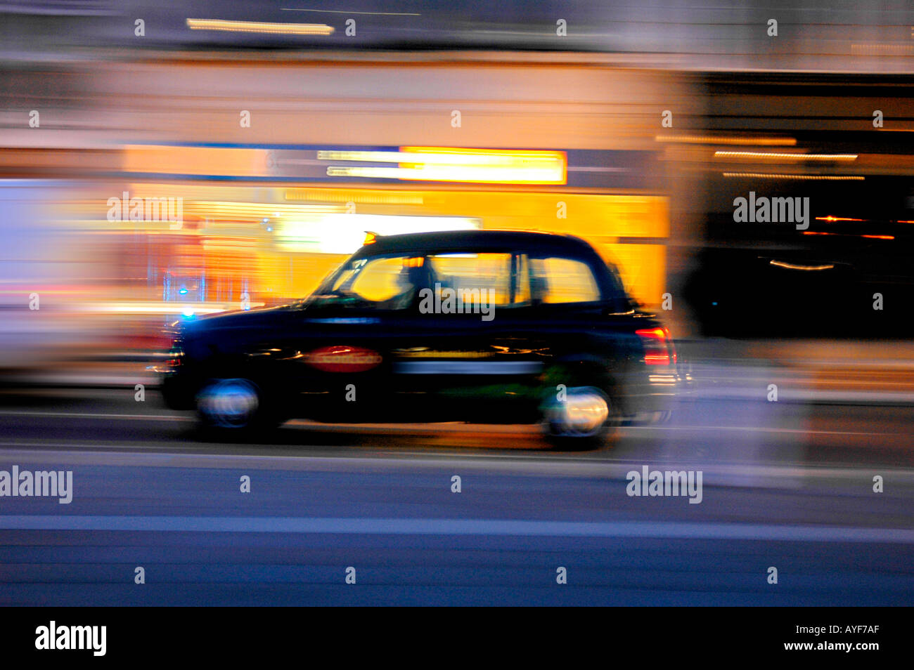 schwarzes Taxi Taxi Nacht verschwimmen London England uk Stockfoto