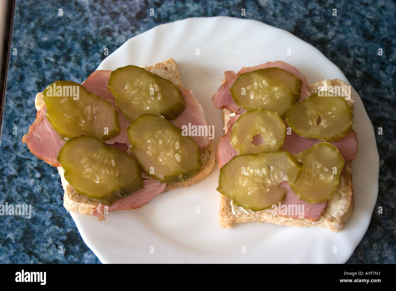 Polnische öffnen konfrontiert Schinken und Gurke Sandwich die Triebe einer  schwangeren Frau zu befriedigen. Lodz Polen Stockfotografie