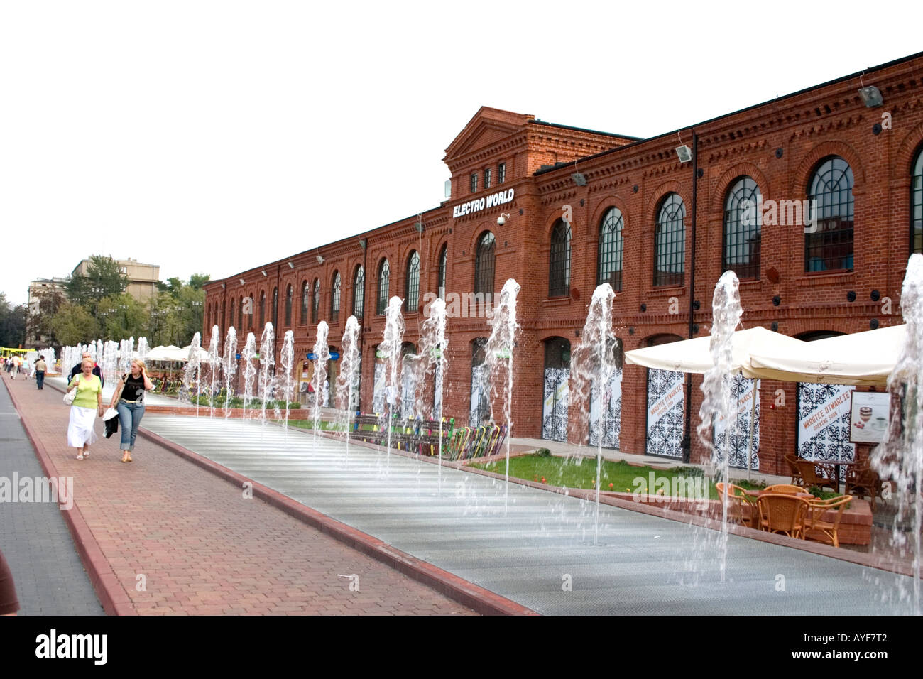 Anzeige der Brunnen säumen den Gehweg bei Manufaktura eine Shopping Mall mit Unterhaltung und Kunst. Lodz Polen Stockfoto