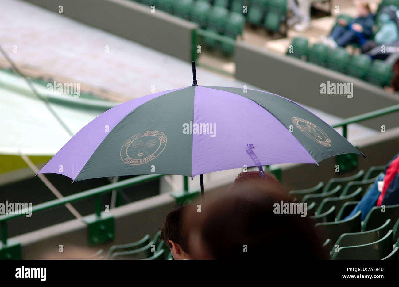 Regenschirm im Wimbledon Tennis England wegen Regen Stockfoto