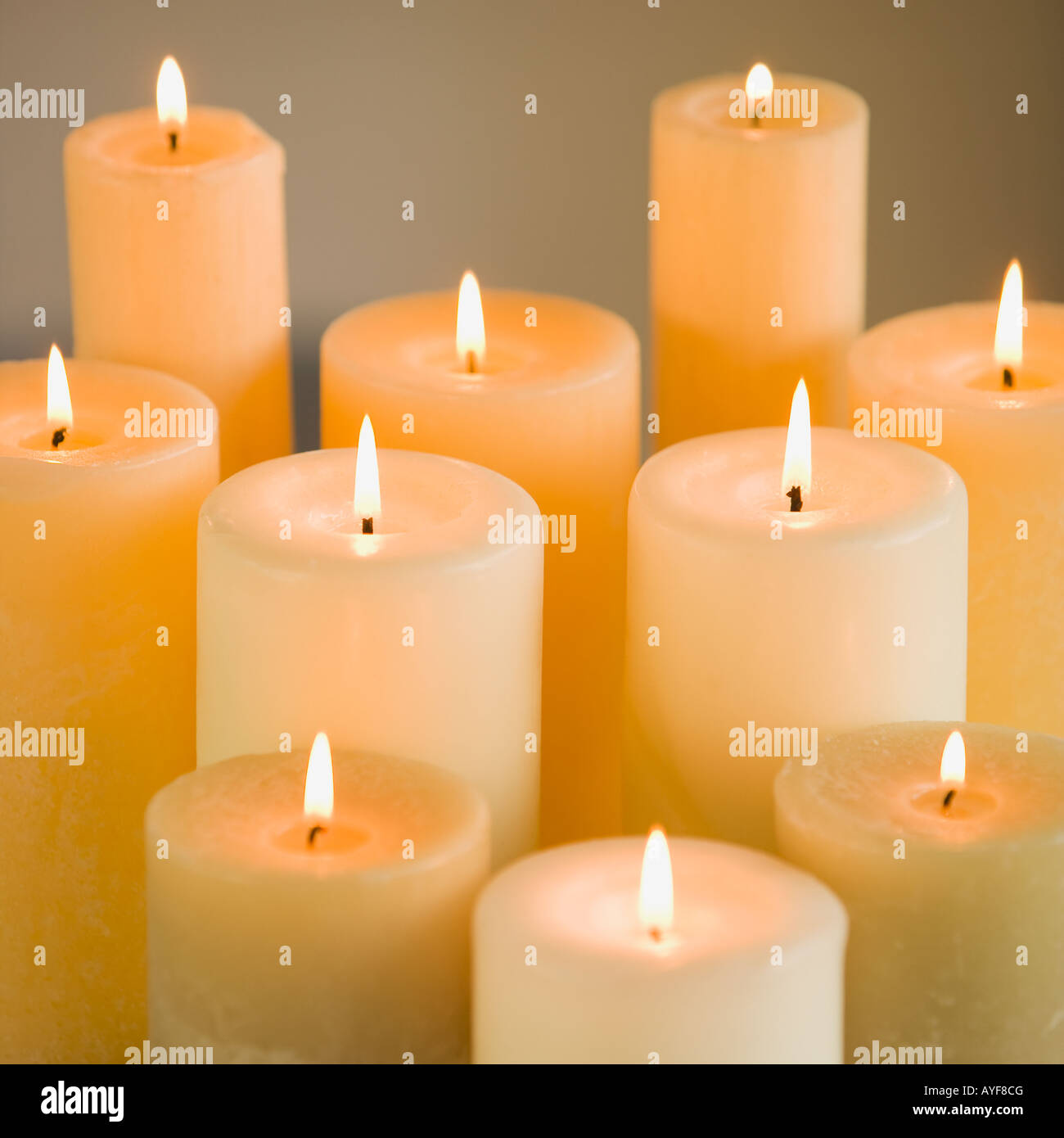 Nahaufnahme von brennenden Kerzen Stockfoto