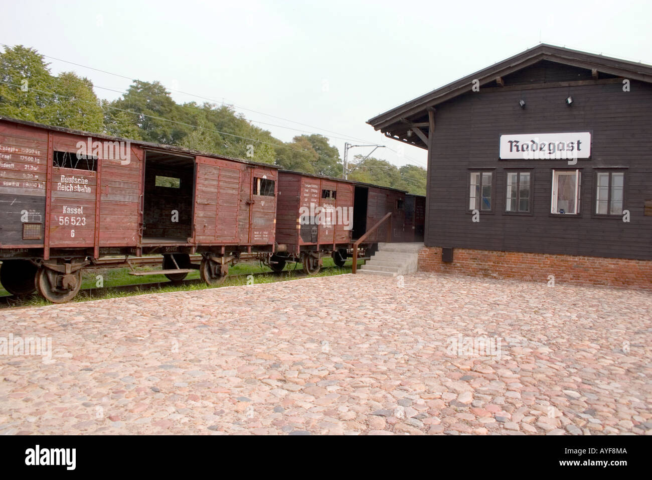 Radegast Station Triebwagen wo 200.000 Juden und Zigeuner nach Auschwitz und anderen Vernichtungslagern fuhr. Lodz Polen Stockfoto