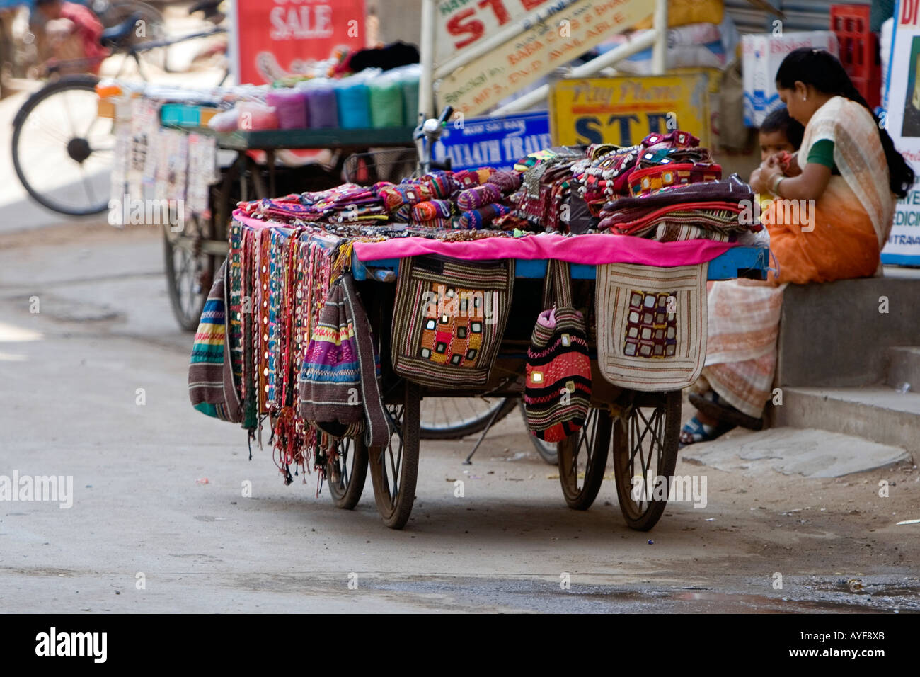 Bunte indische Straße Warenkorb Artikel verkaufen Handwerk einschließlich Taschen. Puttaparthi, Andhra Pradesh, Indien Stockfoto