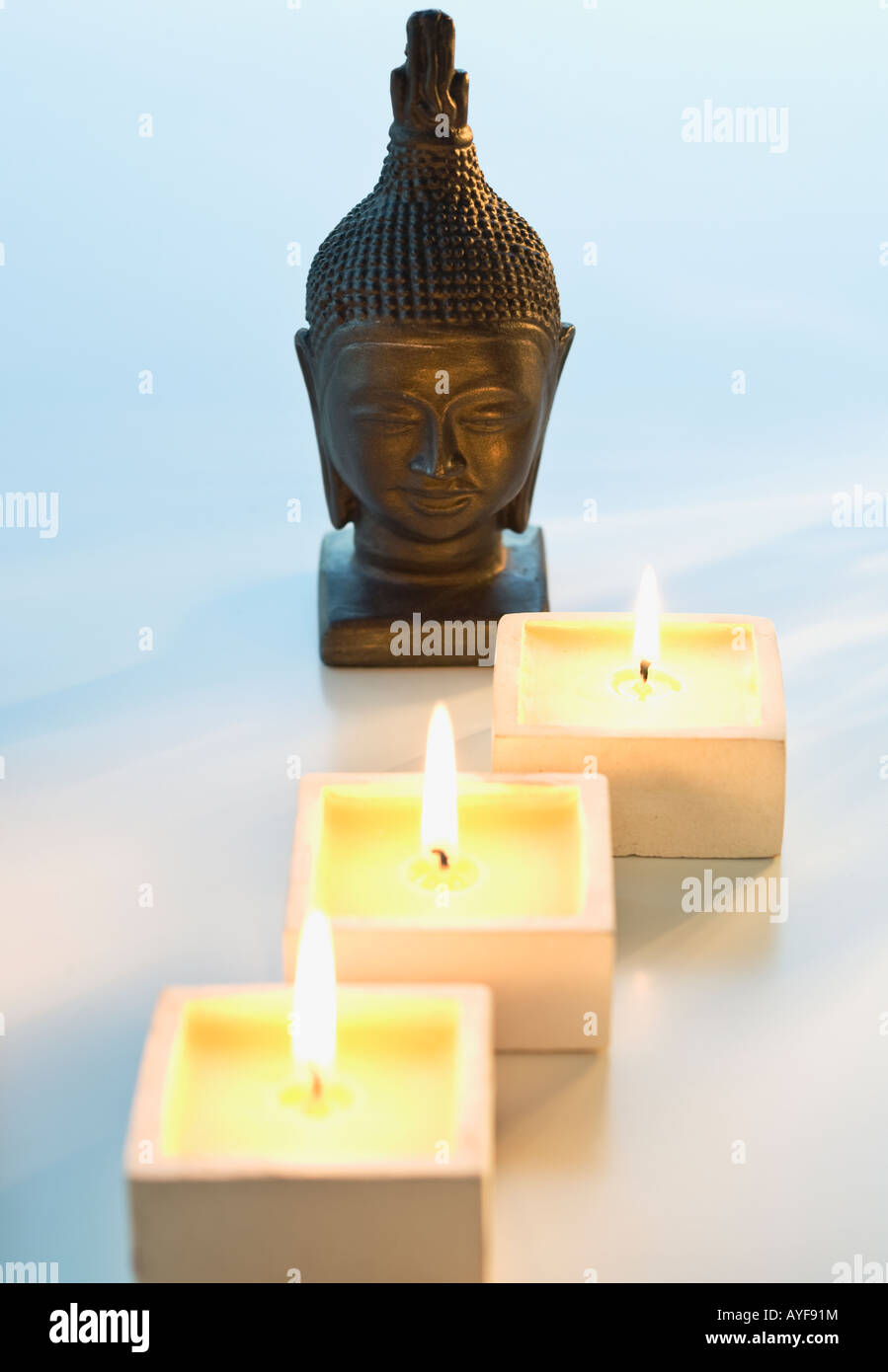 Buddha-Statue neben Kerzen Stockfoto