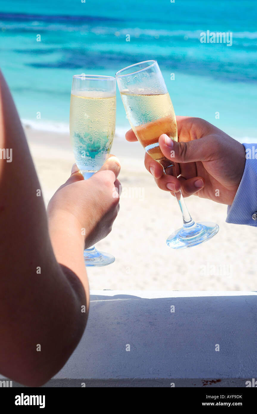 Braut und Bräutigam Toasten mit Champagner nach einer Hochzeit In der Karibik Stockfoto