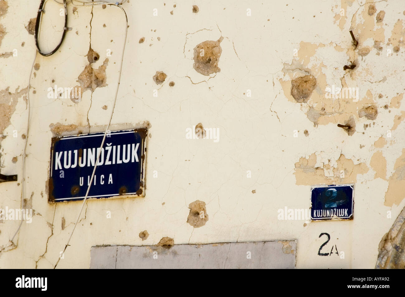 Einschusslöcher in der Wand in Mostar, Bosnien-Herzegovina Stockfoto