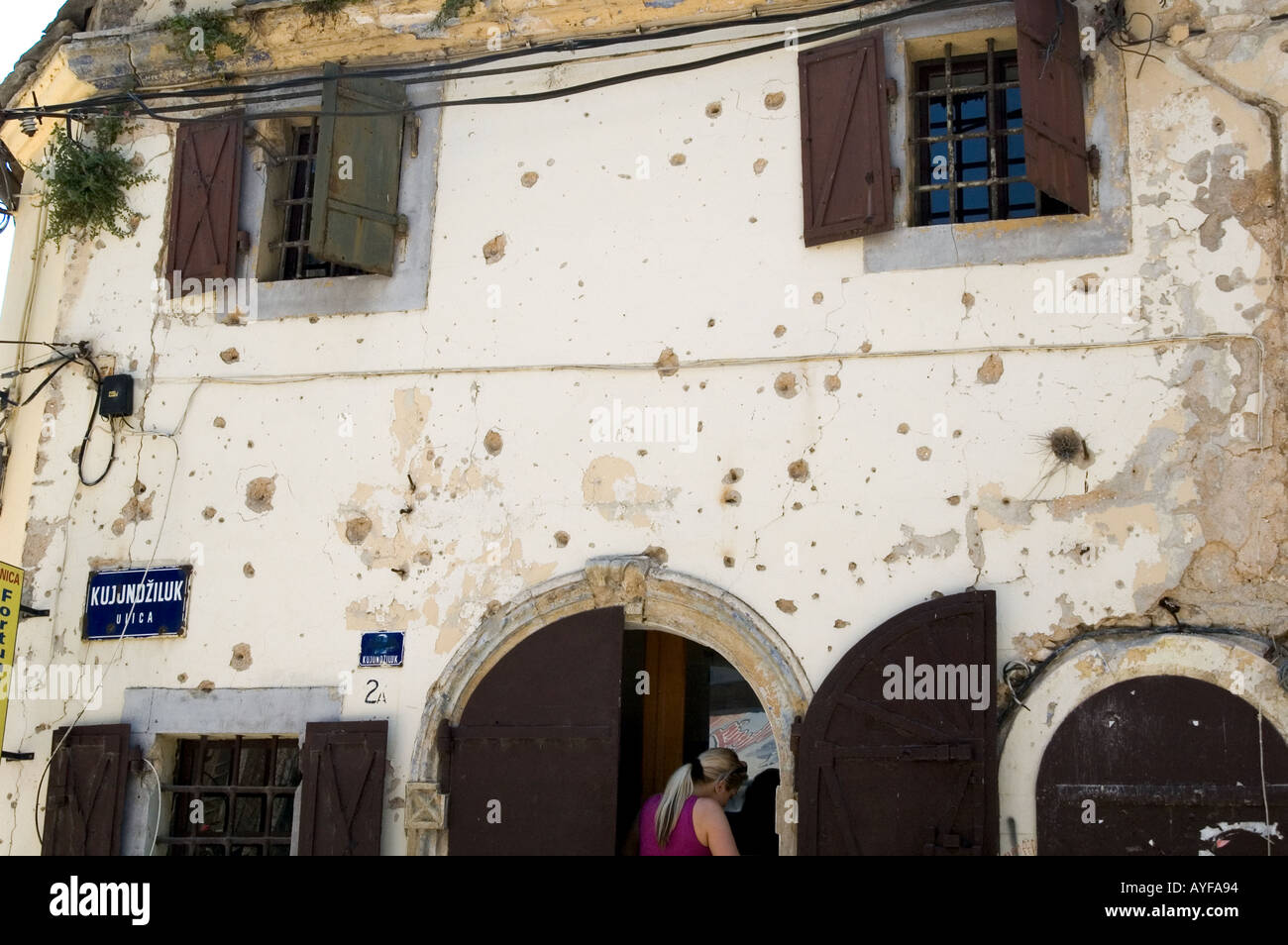 Einschusslöcher in der Wand in Mostar Stockfoto