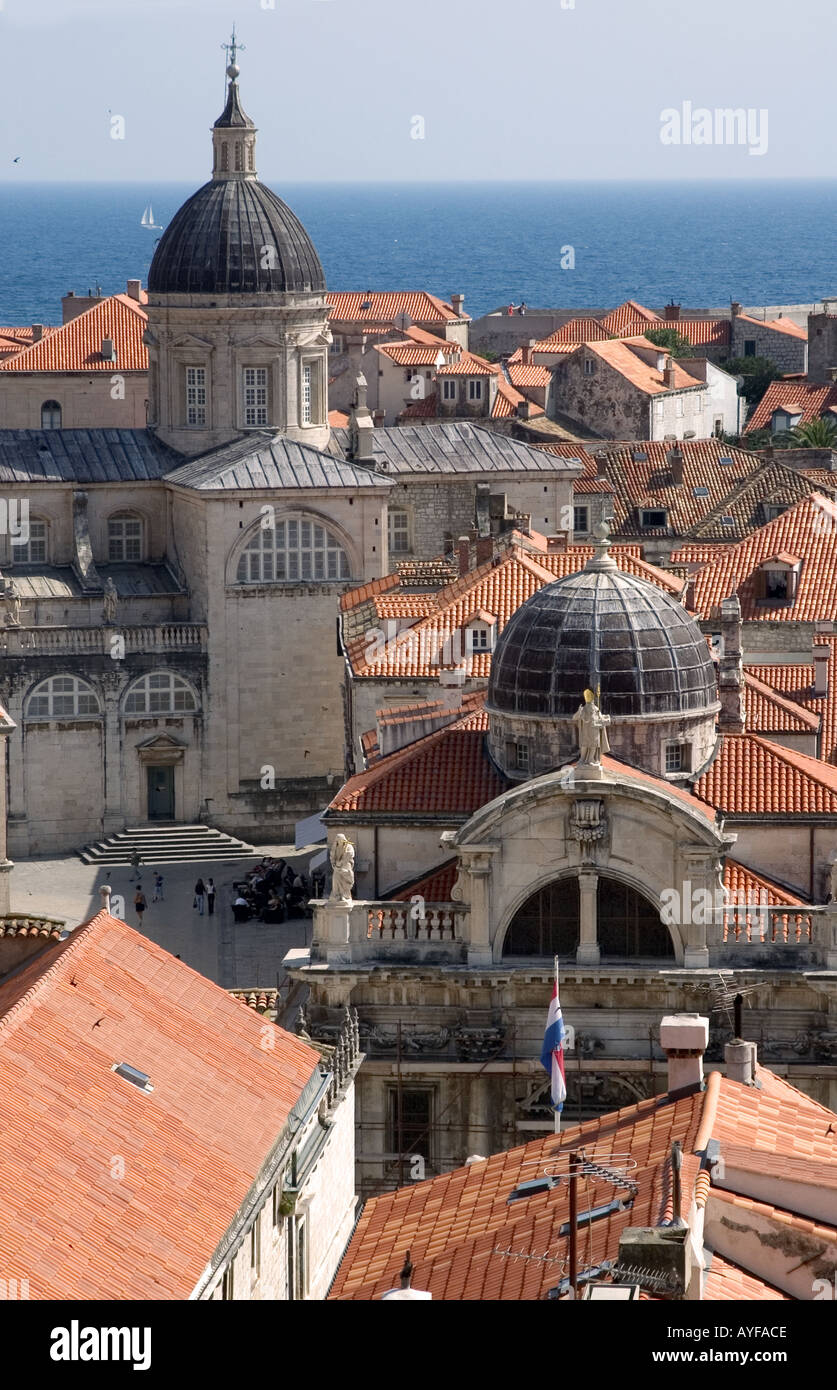 Die Skyline von Dubrovnik, Kroatien zeigt die Terrakottadächer. Stockfoto