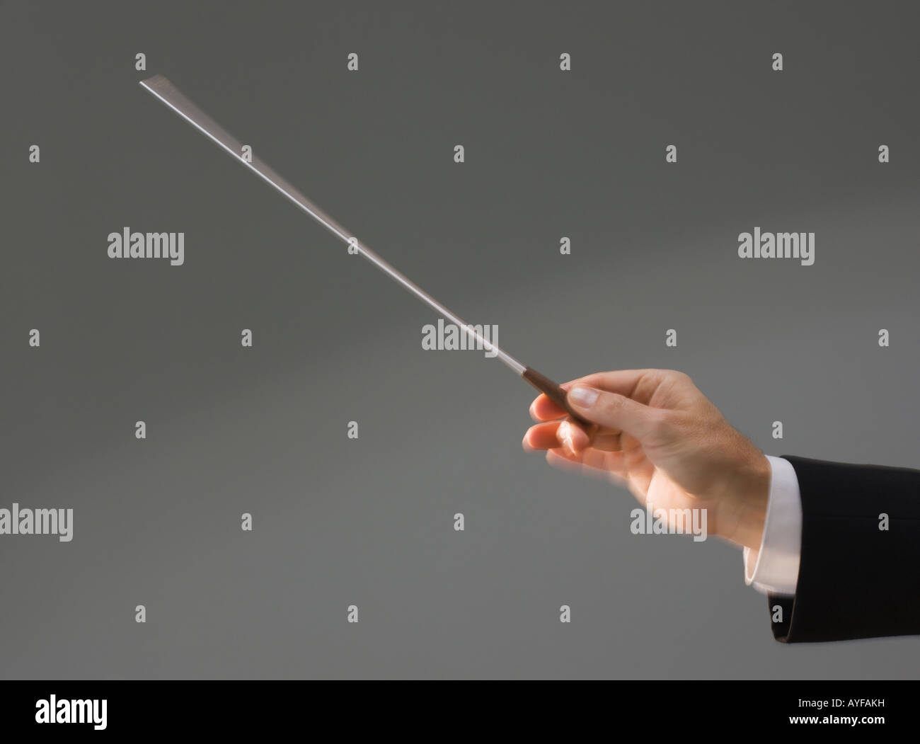 Männliche Dirigent Hand mit Taktstock Stockfoto