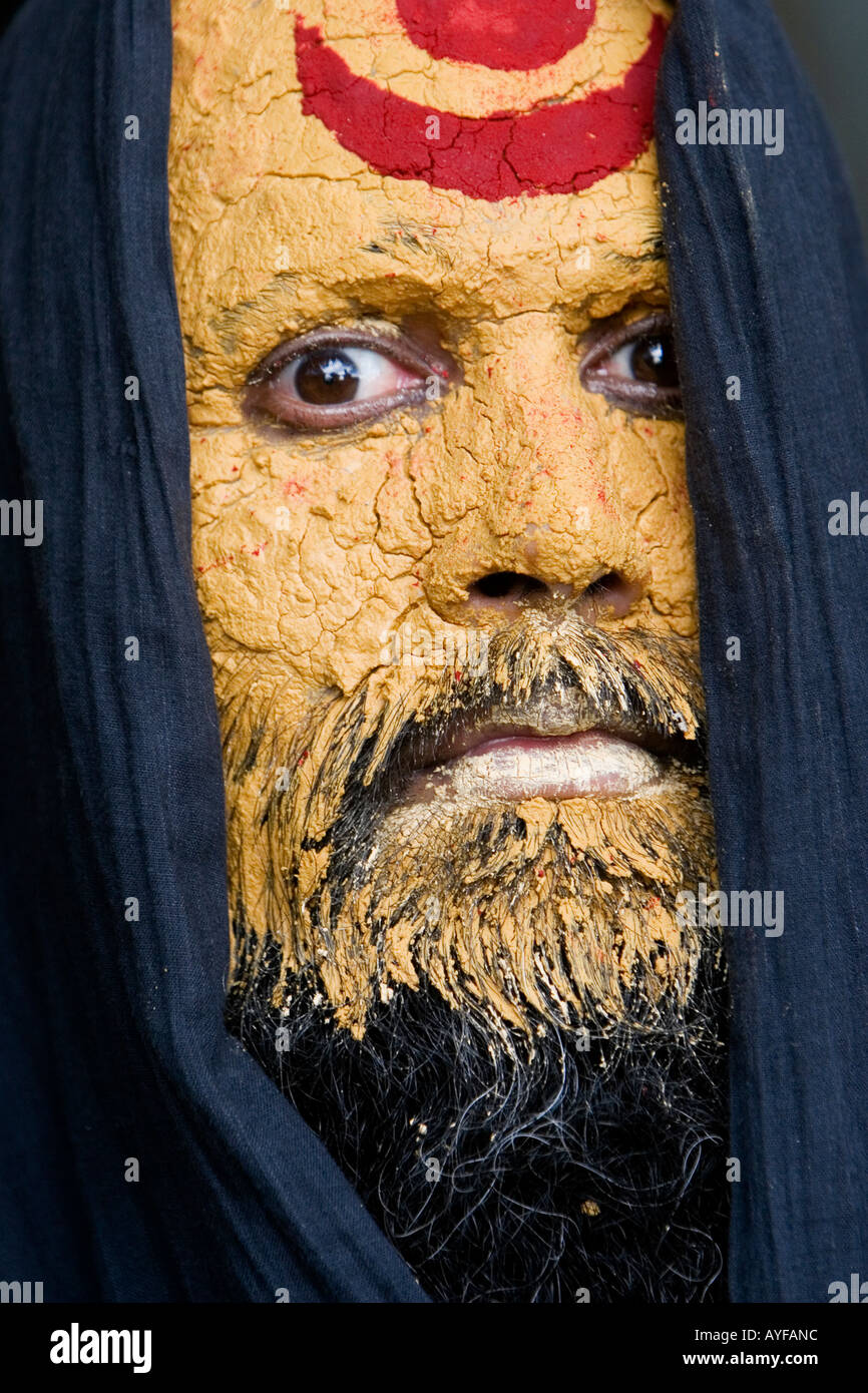 Sandelholzpaste und ein Shiva-Mark bedeckt indischen Sadhu mit seinem Gesicht. Indien. Porträt Stockfoto