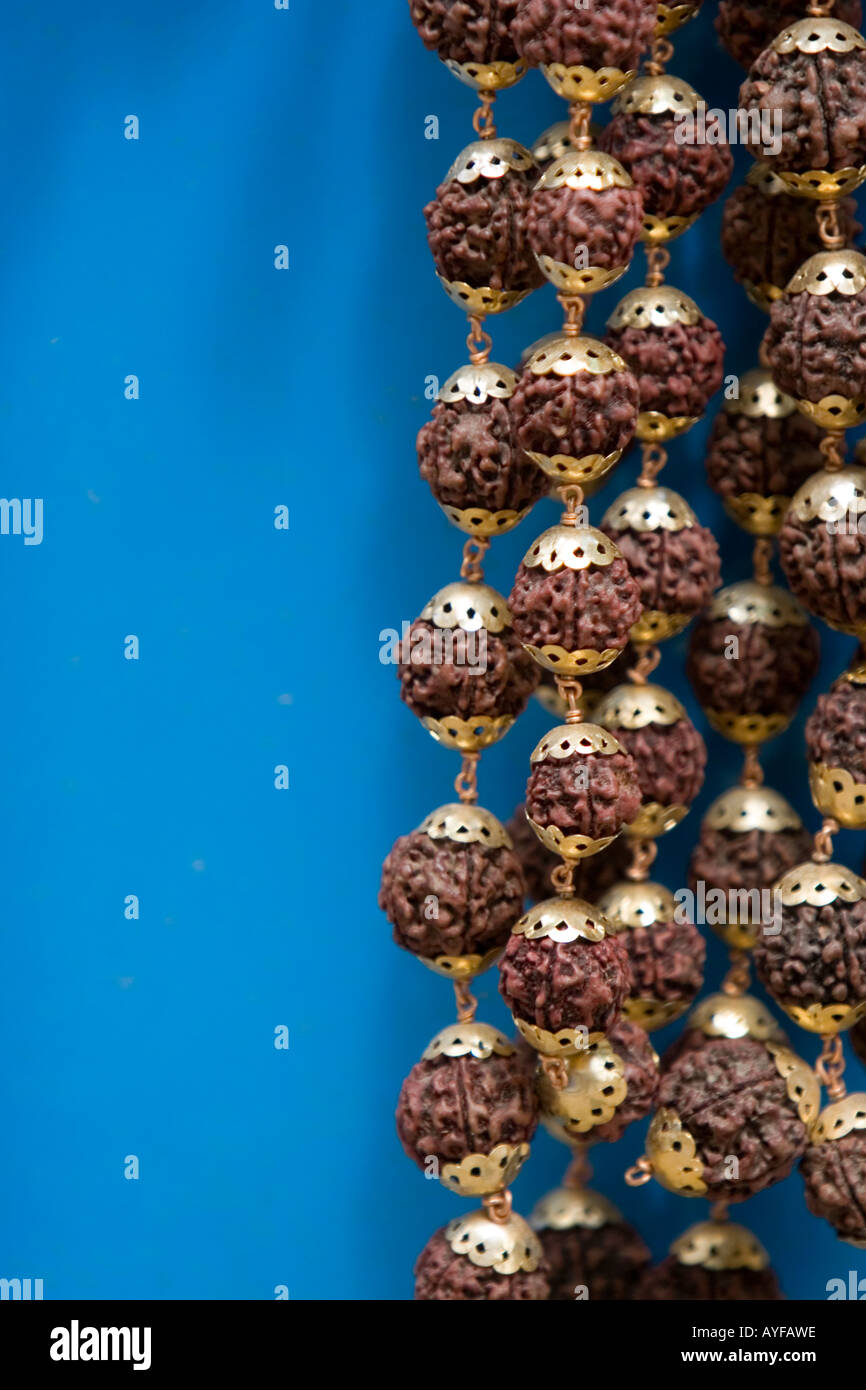 Nahaufnahme von Japamala Rudrasksha Gebetskette vor blauem Hintergrund Stockfoto