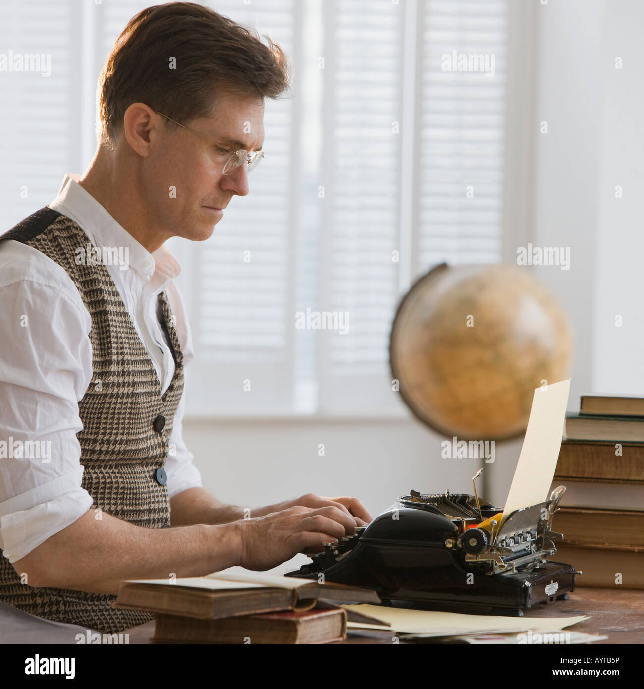 Mann auf antike Schreibmaschine zu tippen Stockfoto