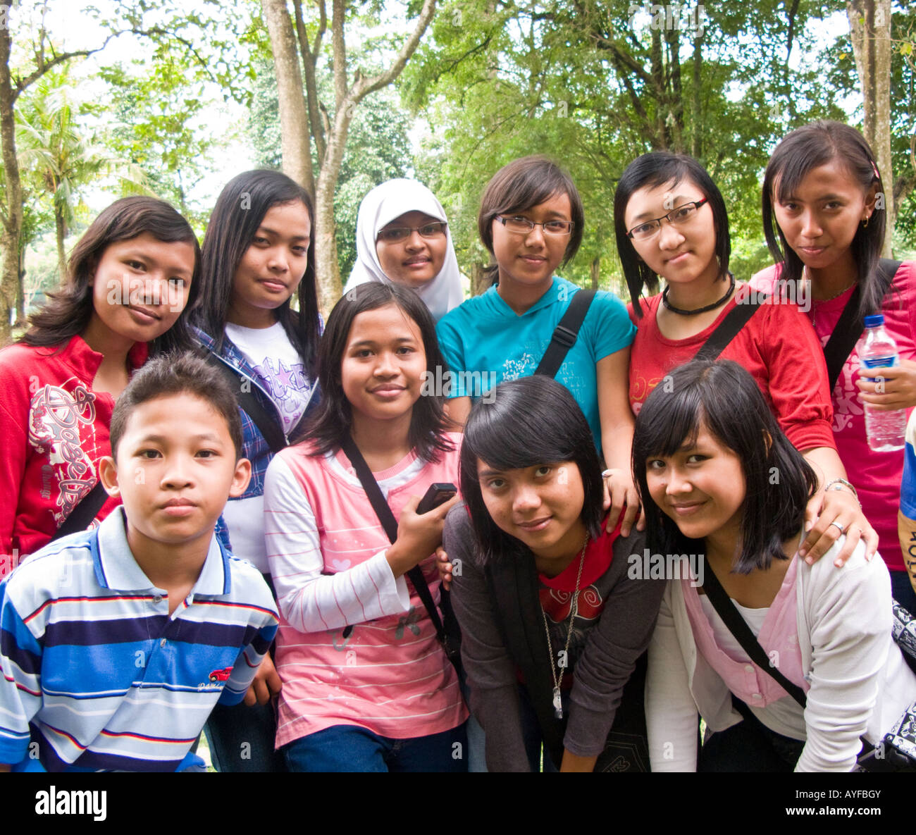 Indonesische Studenten an Prambanam, Java, Indonesien Stockfoto