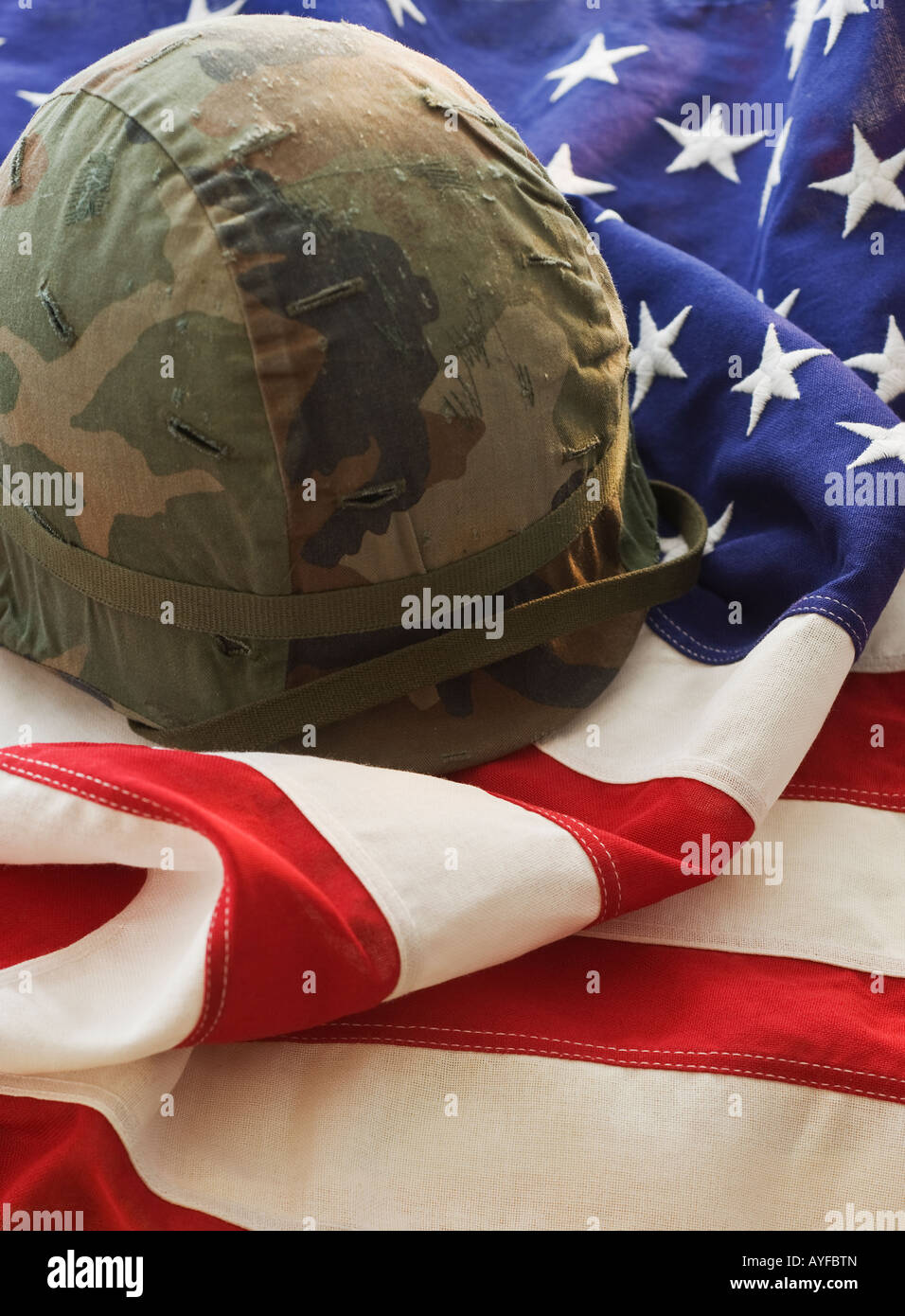 Militärhelm auf amerikanische Flagge Stockfoto