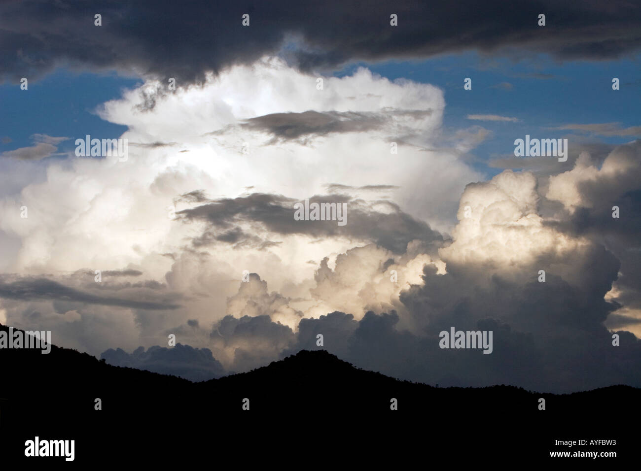 Monsun Gewitterwolken über Berge in Puttaparthi, Andhra Pradesh, Indien Stockfoto