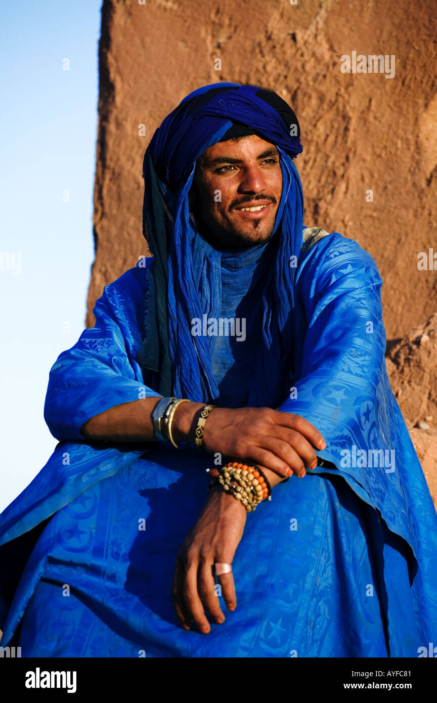 Tuareg-Mann gekleidet in traditioneller Kleidung mit Kasbah Ait Benhaddou im Hintergrund Ouarzazate Marokko Stockfoto
