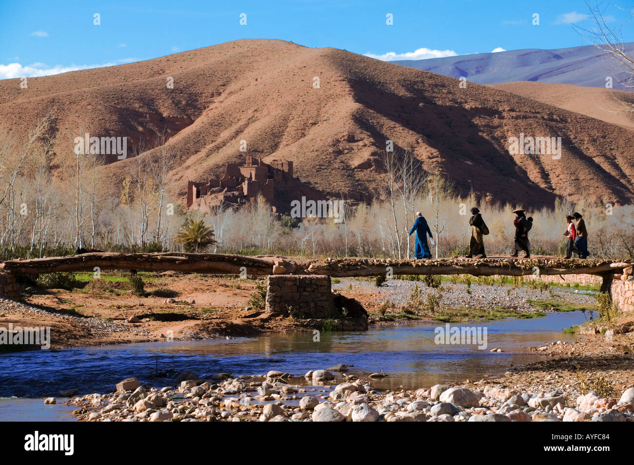 Menschen Kreuzung Fußgängerbrücke Fluss im malerischen Dades Tal Marokko Stockfoto