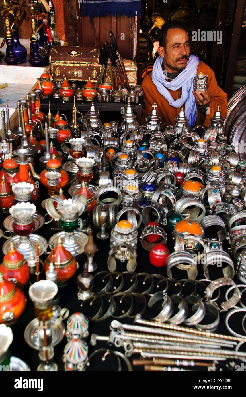 Ein Ladenbesitzer zeigt seine Silberwaren in das bunte und verwinkelten Labyrinth der Gassen der traditionellen arabischen Souk Open-Air m Stockfoto