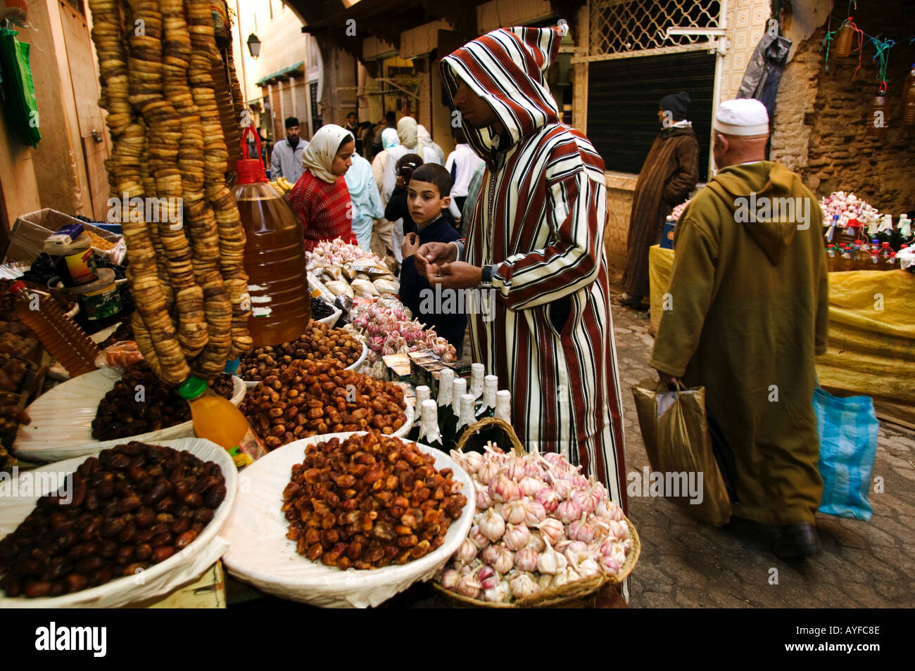 Muslimischen Mann gekleidet in traditionellen Jellaba Geschäften in der bunten und verwinkelten Labyrinth der Straßen des Souk Fes Marokko Stockfoto