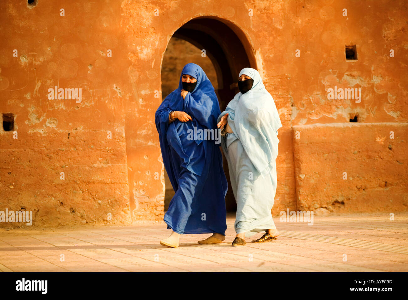 Muslimische Frauen tragen traditionelle Tschador gehen vorbei an der Stadtmauer, die die Medina Marokko umgeben Stockfoto