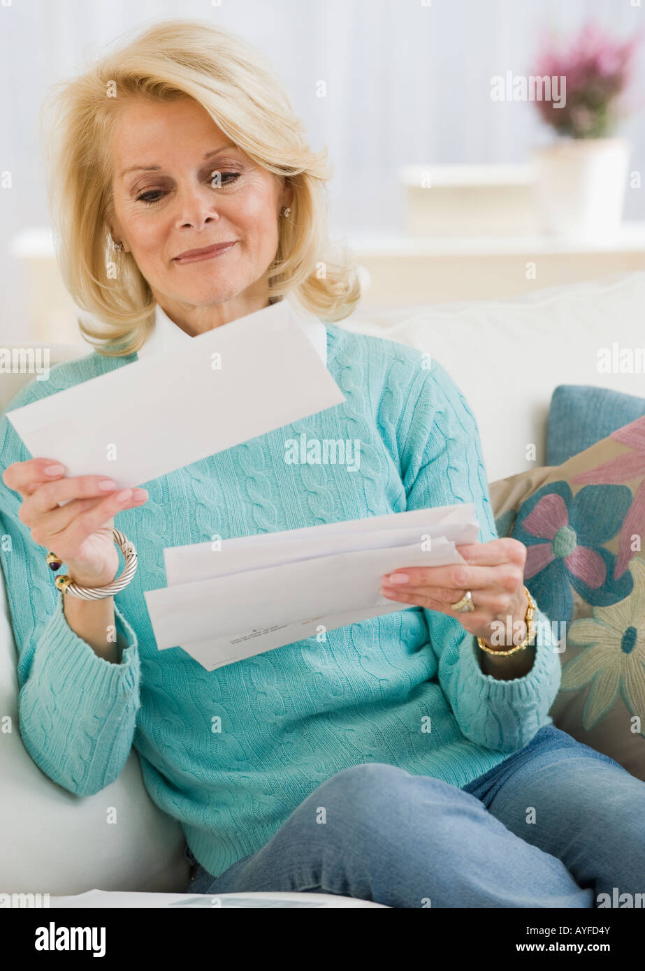 Ältere Frau lesen mail Stockfoto