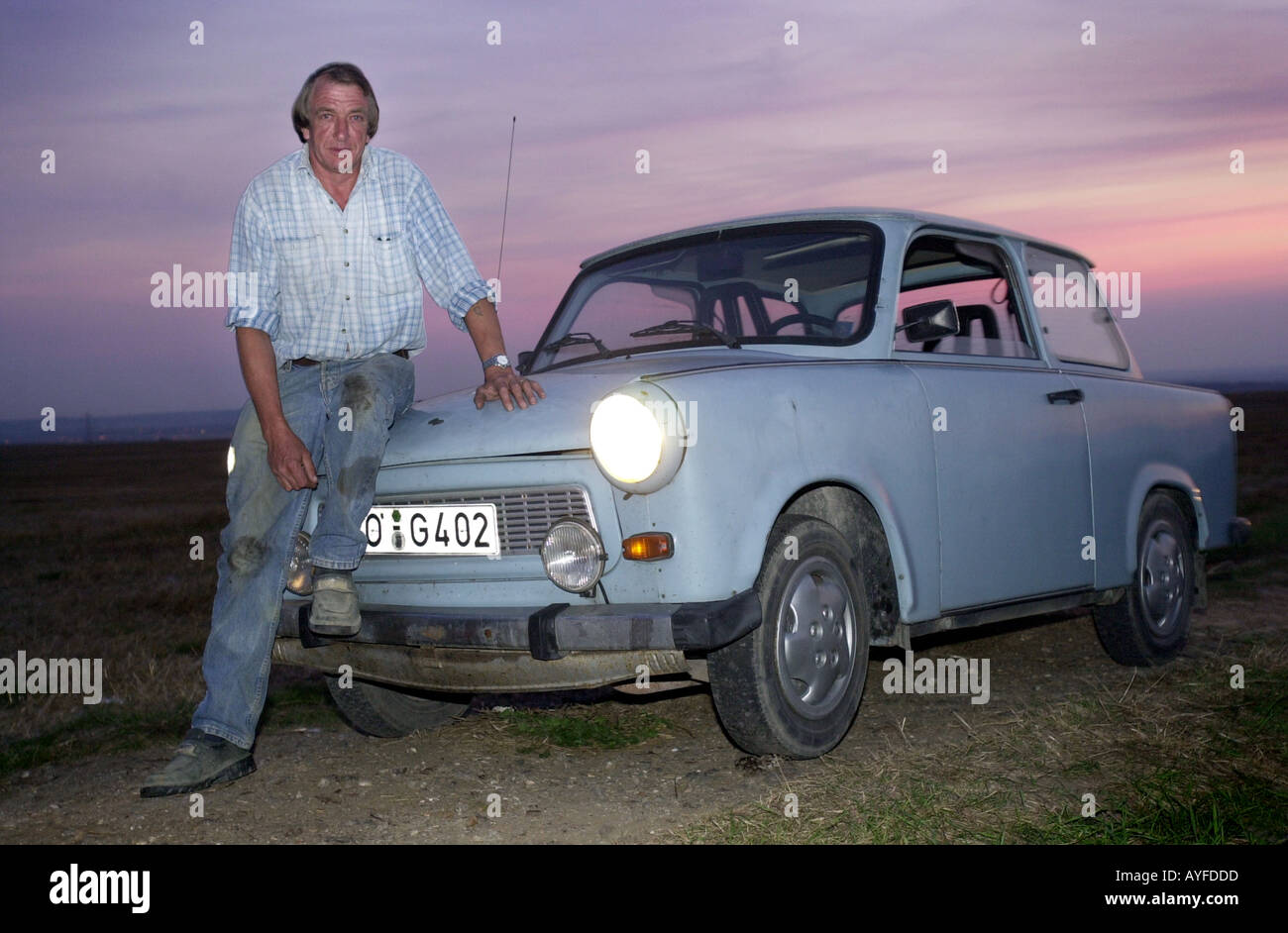 Gordon Lamont steht neben seiner geliebten Trabant UK Stockfoto