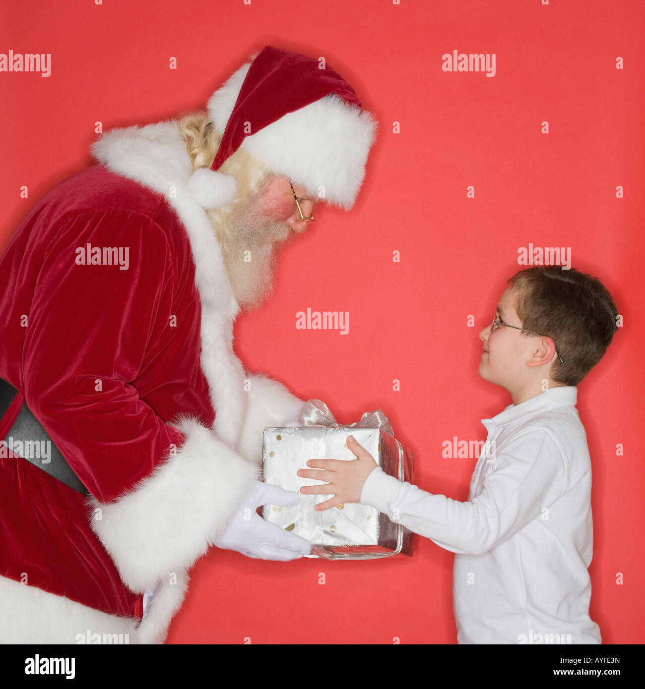 Santa Claus Übergabe Geschenk an junge Stockfoto