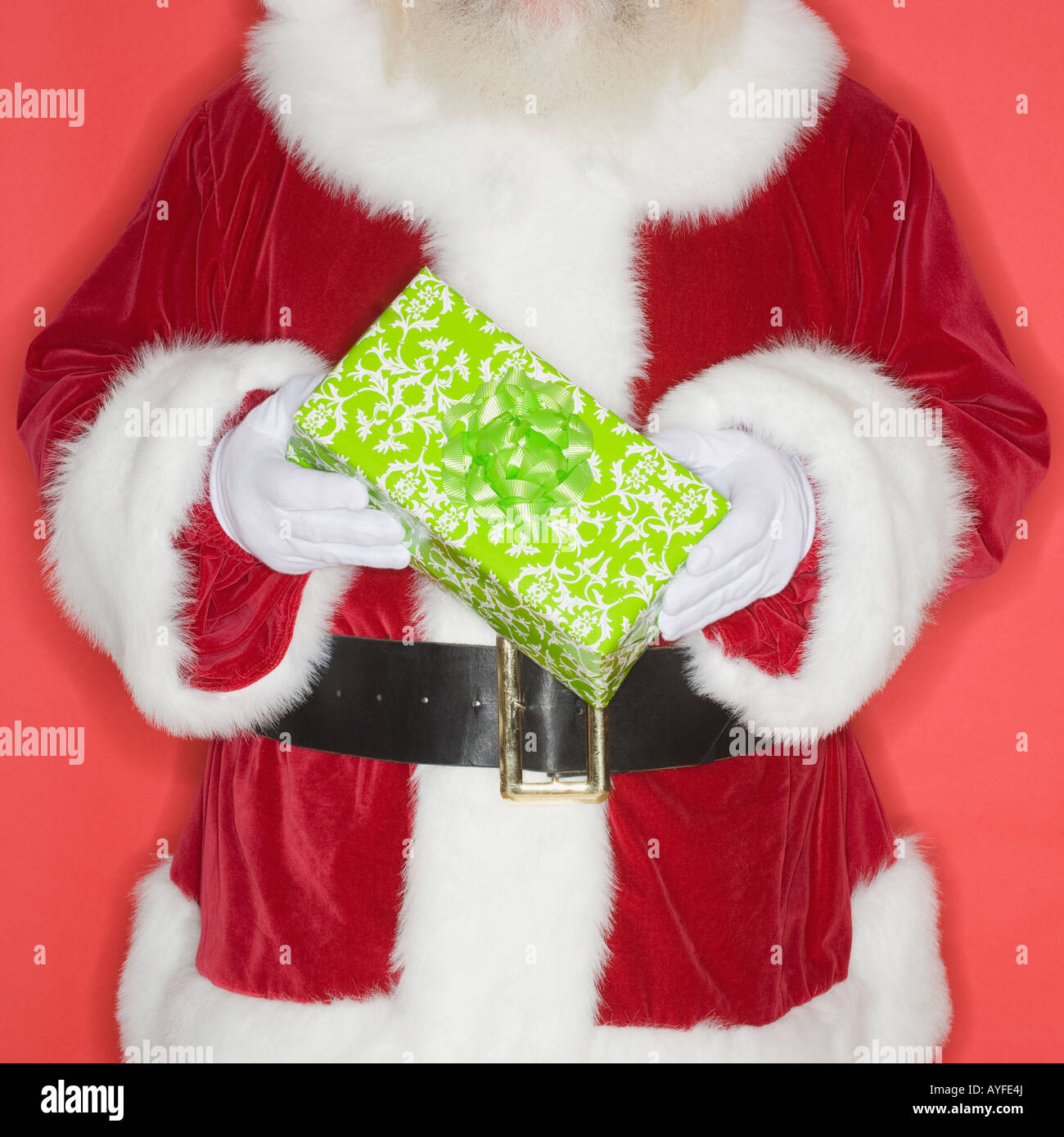 Santa Claus Holding Geschenk Stockfoto