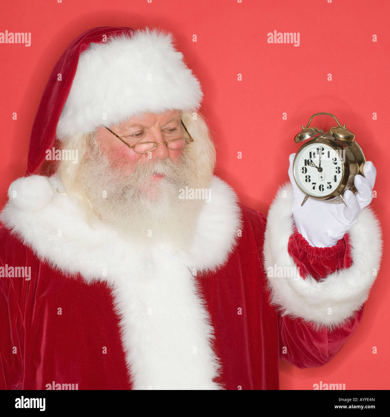 Santa Claus Holding Wecker Stockfoto