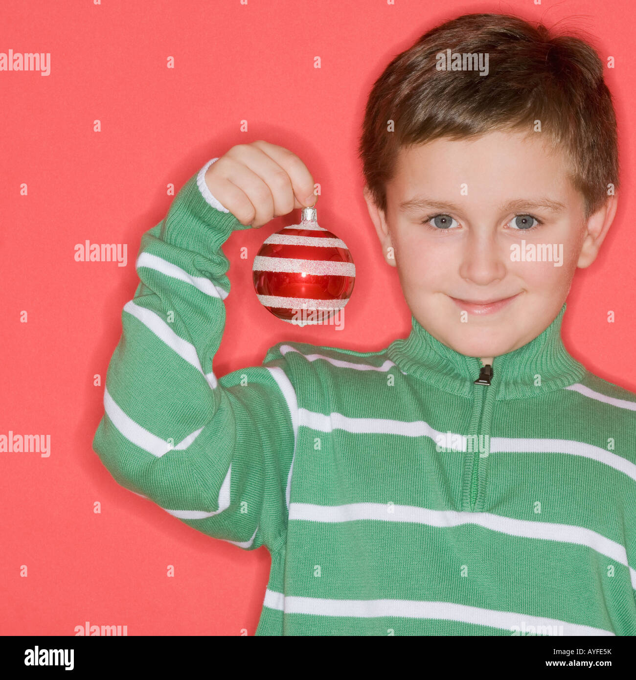 Junge mit Christbaumschmuck Stockfoto