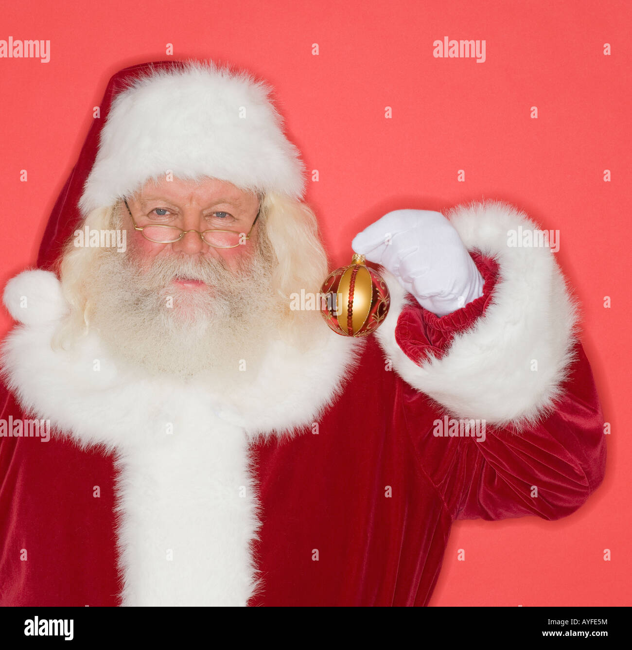 Santa Claus holding Christmas ornament Stockfoto
