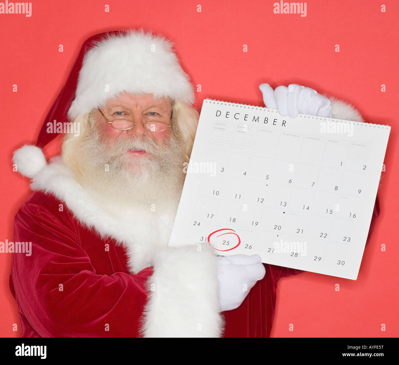 Santa Claus Holding Kalender Stockfoto