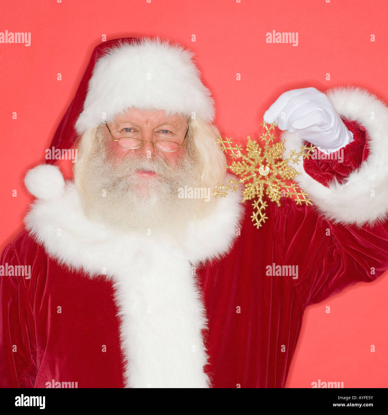 Santa Claus holding Schneeflocke Christmas ornament Stockfoto