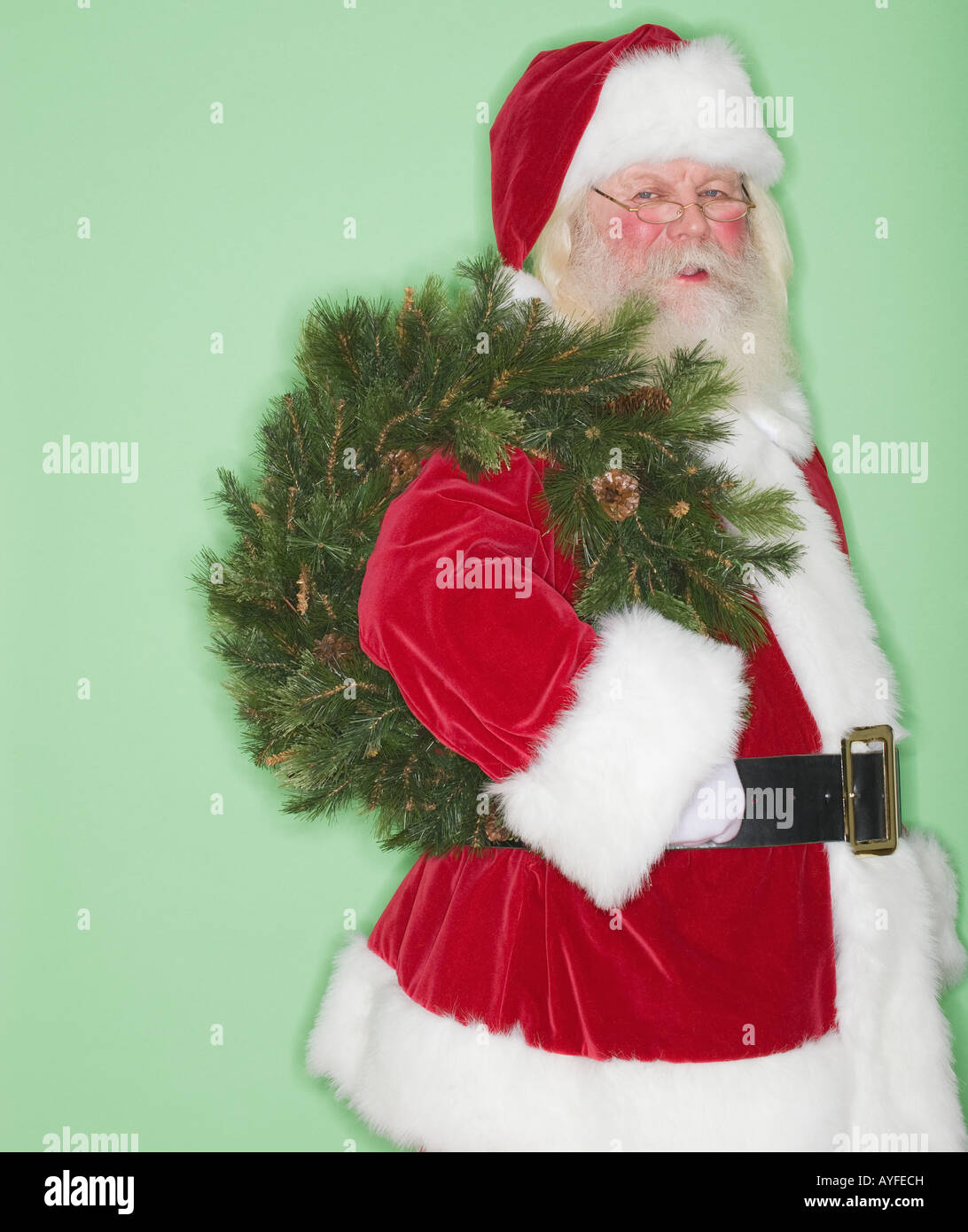 Santa Claus Holding Kranz Stockfoto