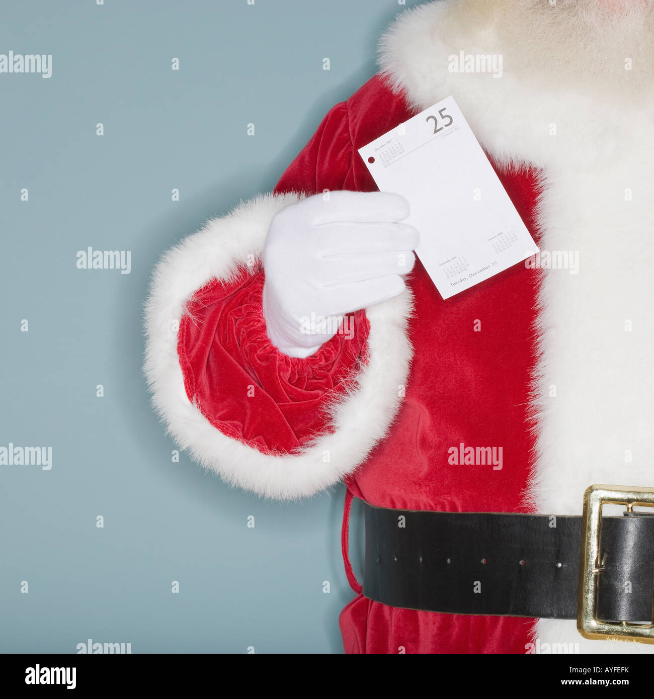 Santa Claus holding Schreibtisch-Kalender-Seite Stockfoto