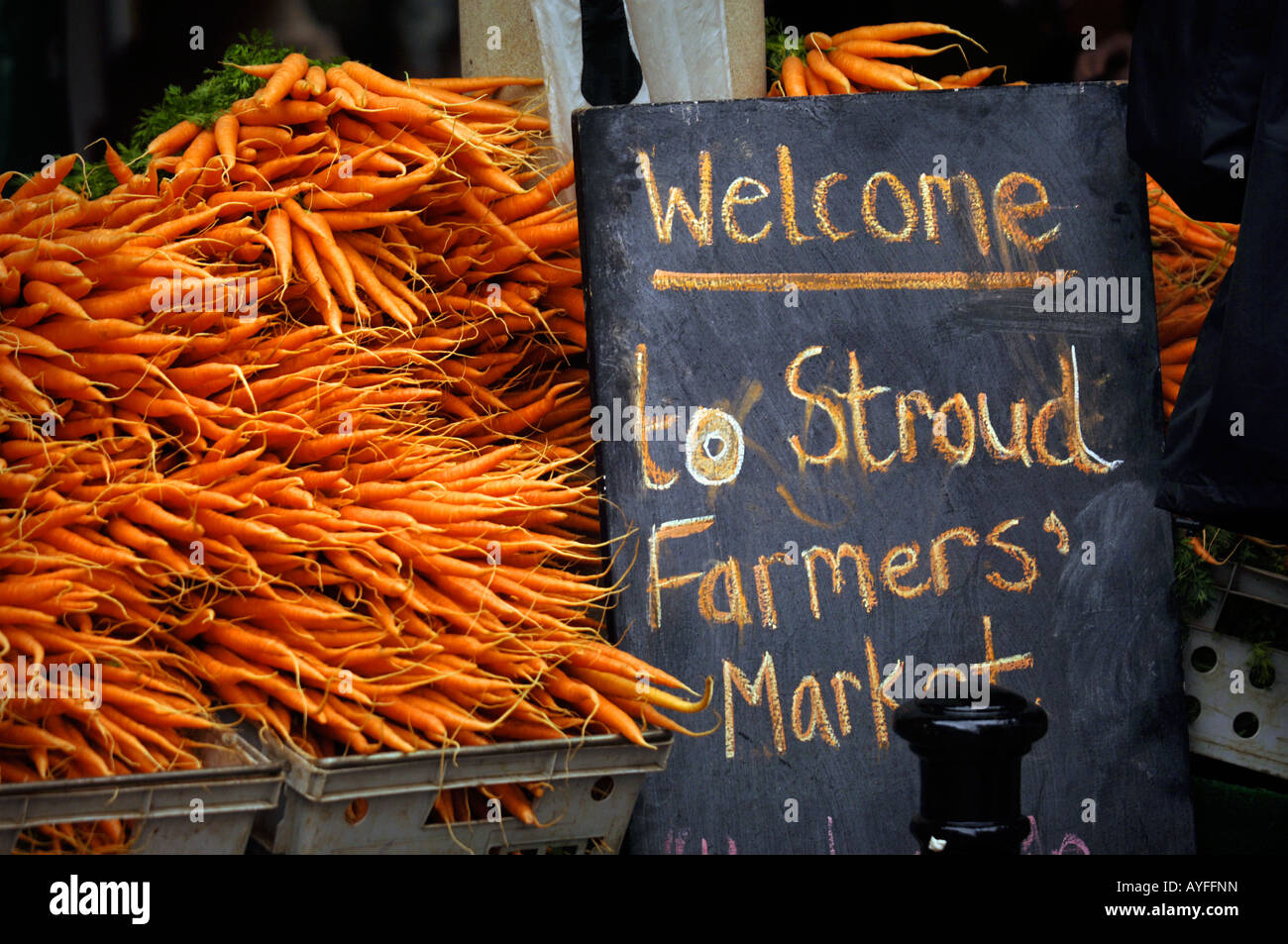 EIN WILLKOMMEN ZEICHEN AUF DEM BAUERNMARKT IN STROUD GLOUCESTERSHIRE UK Stockfoto