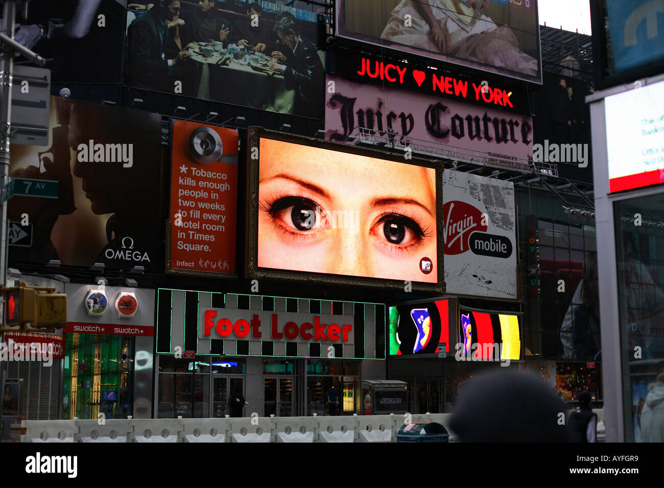 Augen auf dem Bildschirm beobachten, Times Square, New York City Stockfoto
