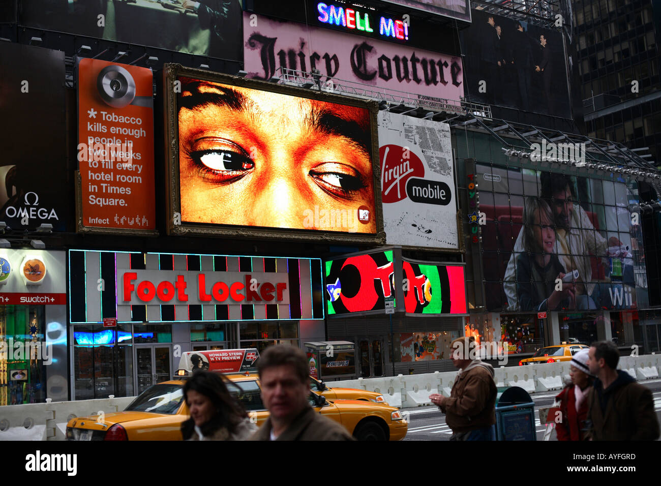 Augen auf dem Bildschirm beobachten, Times Square, New York City Stockfoto
